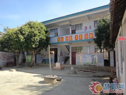 友情漆紅河經銷商王宏免費為己白小學刷新內墻